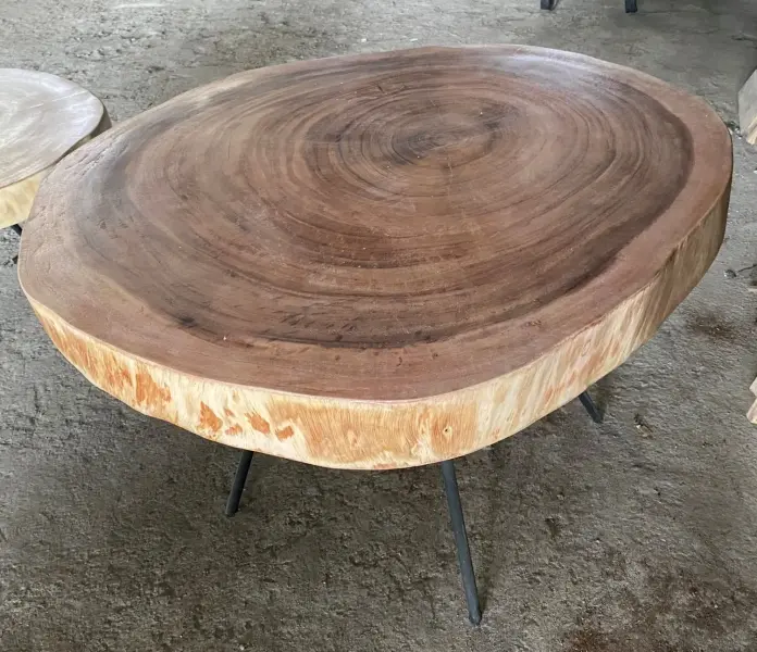 Artikelbild 9 des Artikels “Niedriger Naturholztisch rund aus Suar mit Metallbeinen Spider. 100cm Länge, 98cm Breite, 60cm Höhe, Tischplatte 10cm dick. “